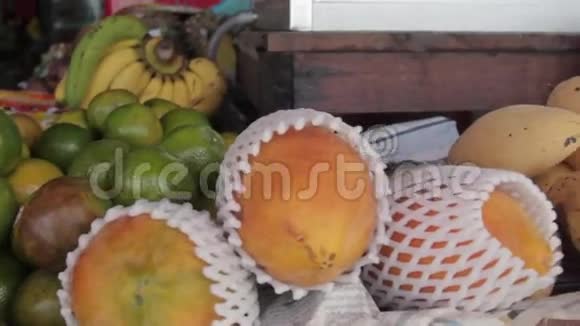 带水果的街头商店视频的预览图