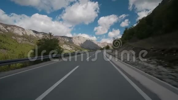 夏天汽车沿着柏油路快速行驶在农村户外沿着山视频的预览图