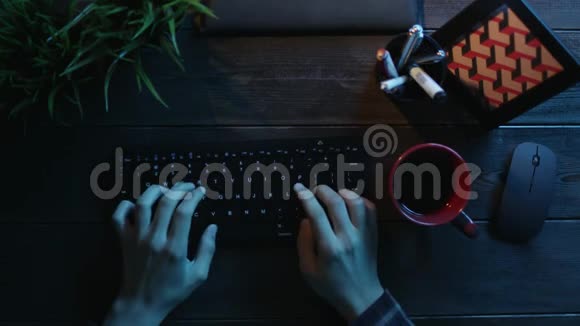使用键盘和喝茶的人的俯视图视频的预览图