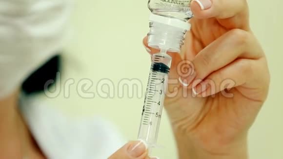 中镜头美容师注射注射药物视频的预览图