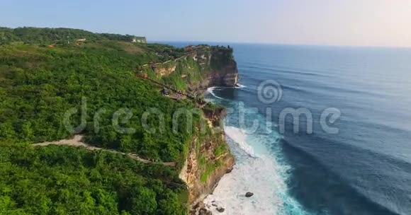 乌卢瓦图悬崖空中镜头巴厘岛印度尼西亚摄像机沿着悬崖移动视频的预览图