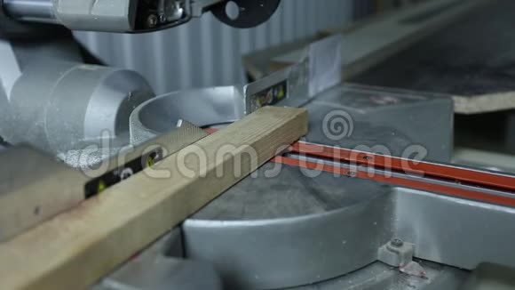 圆锯部分在工厂锯木头住嘴家具生产男人的手在上面喝酒视频的预览图
