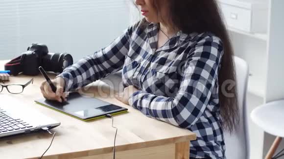 女平面设计师在电脑上用数字绘图平板电脑和笔视频的预览图