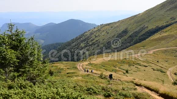 夏天徒步旅行者在山上走得很远视频的预览图