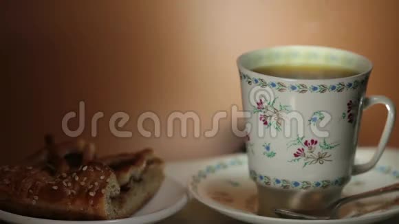带有热茶和背景蒸汽的杯视频的预览图