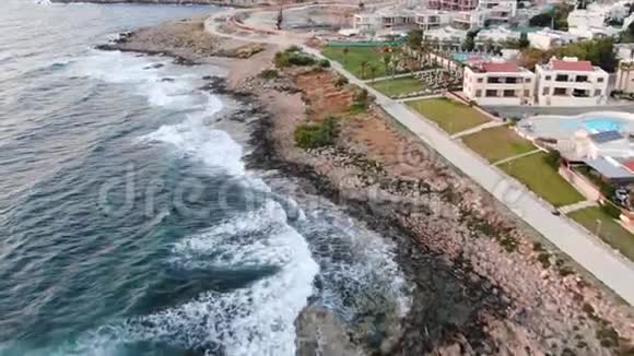 上面的视频海上海岸鸟瞰图飞越海岸线景观地中海和海岸塞浦路斯城市视频的预览图