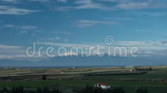 希腊奥林匹斯山风景如画蓝天白云映衬的乡村景色视频的预览图