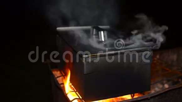 晚上在室外的火炉边煮一顿饭视频的预览图