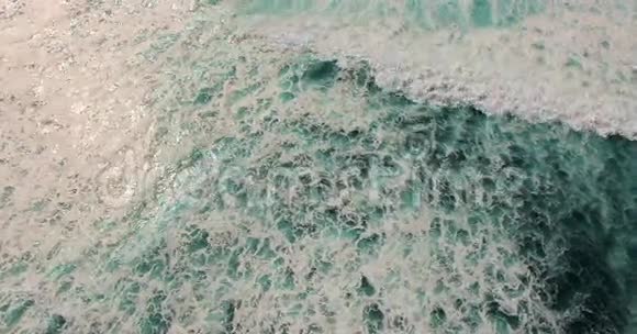 令人难以置信的海浪的空中镜头开阔的安德烈海浪的无人机视野视频的预览图