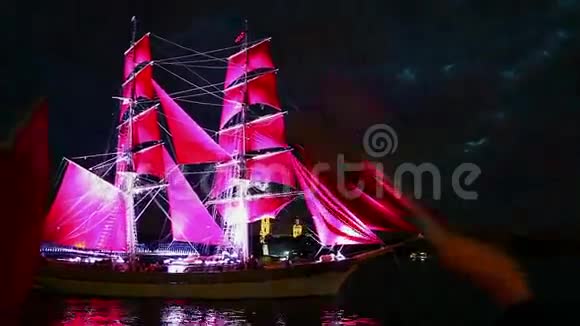 带红帆的船帆视频的预览图