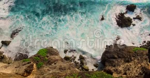 令人难以置信的空中摄像机从海浪和海岸上升到地平线视频的预览图