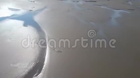 沙滩水背景鸟瞰图视频的预览图