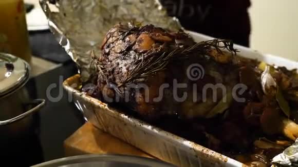 女用手在繁忙的餐桌上用叉子和刀切烤牛肉视频的预览图
