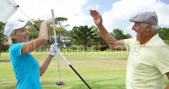 兴奋的高尔夫球手给高五视频的预览图