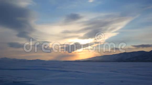 在冬天日落时快速地跑云视频的预览图