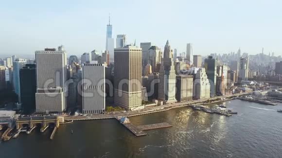美国纽约的鸟瞰图无人机飞离曼哈顿区位于东河岸边的市中心视频的预览图