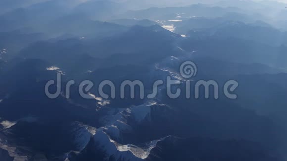 从飞机窗口看到美丽的景色飞机在山上的河流上空飞行视频的预览图