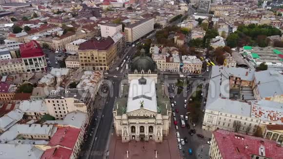 利沃夫和中央剧院的鸟瞰交通和人乌克兰4k视频的预览图