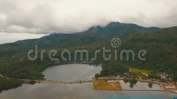 带湖的山地热带森林菲律宾Camiguin岛视频的预览图