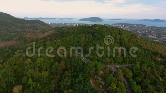 空中飞行在树林的道路上视频的预览图