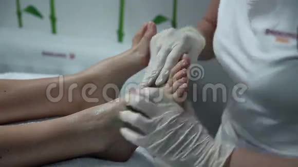 美容师足部按摩视频的预览图