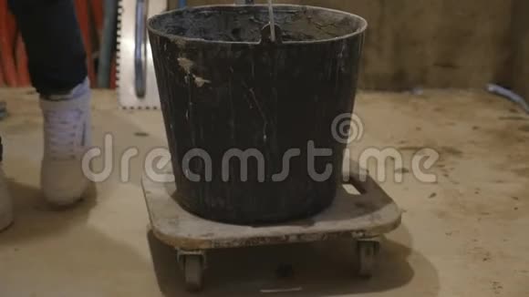 施工现场旋转搅拌机搅拌桶内混凝土溶液视频的预览图