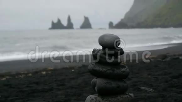 位于冰岛南部雷尼斯费加尔山下的玄武岩海堆视频的预览图