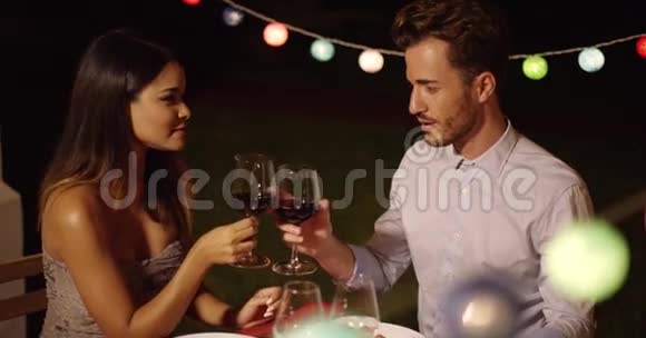 浪漫的年轻夫妇享受晚餐和葡萄酒视频的预览图