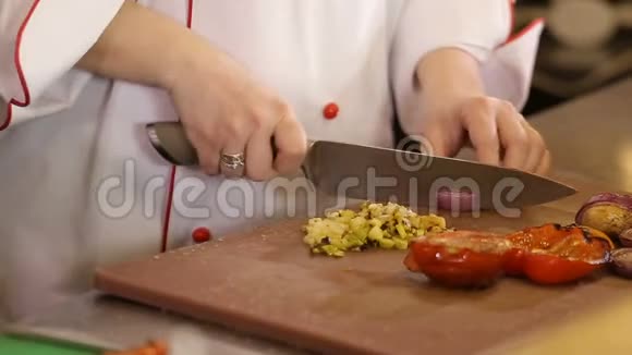 手拿刀切蔬菜煎炸视频的预览图