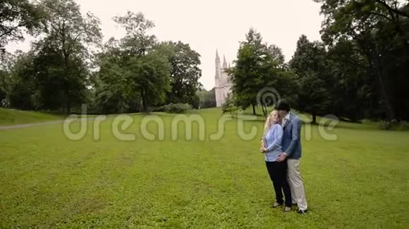 夏天一对年轻可爱的夫妇在公园里跳舞浪漫的约会或恋爱视频的预览图