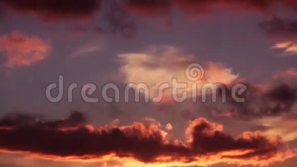 日落神秘燃烧的乌云暗视频的预览图