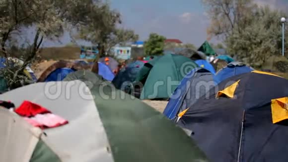大自然上的大型帐篷营地视频的预览图