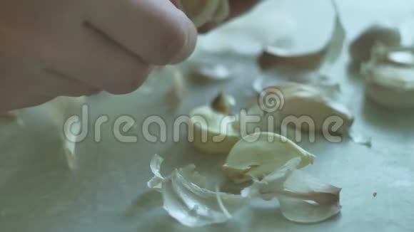 男人正在清洗大蒜特写丁香蔬菜大蒜室内食品厨房生活方式视频的预览图