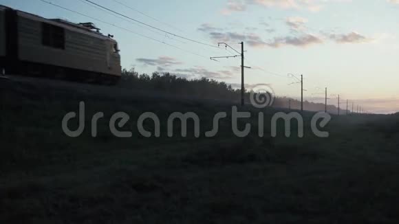 日落时分乘坐火车横贯西伯利亚铁路视频的预览图