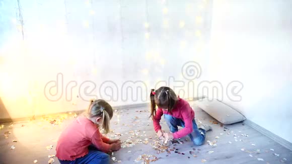 两个孩子在家跳舞圣诞派对视频的预览图