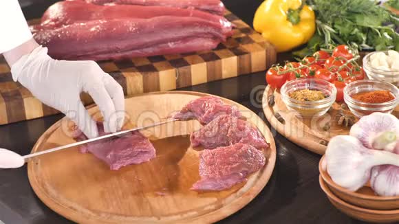 女性用黑胡椒调味牛排在木板上放两片猪肉里面有蔬菜和蔬菜视频的预览图