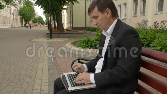 商人用他的笔记本电脑用信用卡在网上购买东西视频的预览图