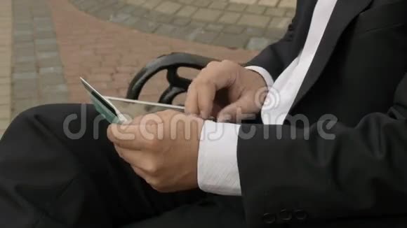 商人用他的平板电脑用信用卡在网上购买东西视频的预览图