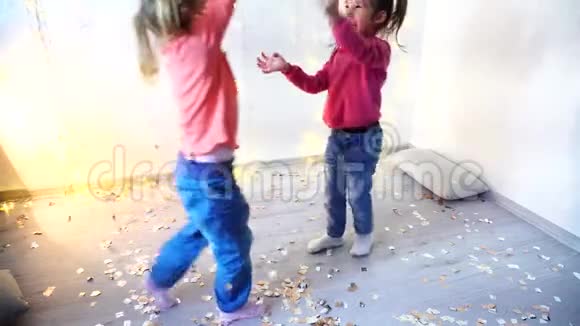 两个孩子在家跳舞圣诞派对视频的预览图