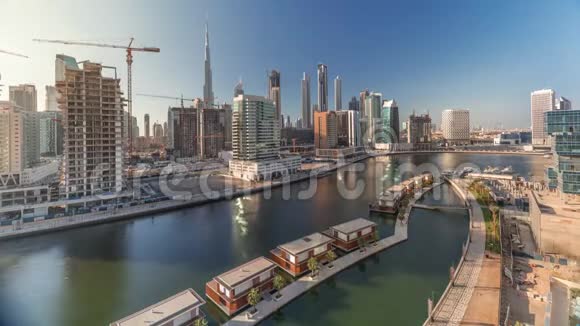 迪拜运河附近的摩天大楼伴随着蓝天的空中时光视频的预览图