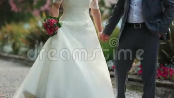 漂亮的新婚夫妇走着紧紧地握住手意大利科莫视频的预览图