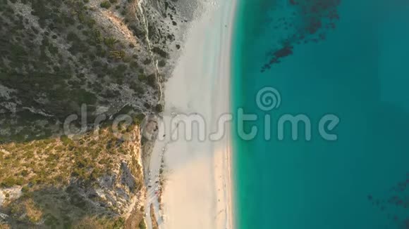 从上到下的空中俯瞰迈尔托斯海滩这是凯法洛尼亚最美丽的海滩视频的预览图