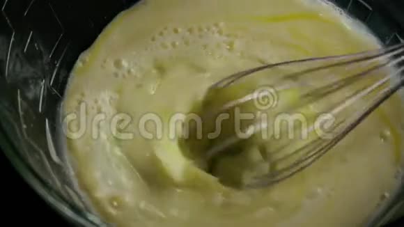 把牛奶和鸡蛋混合在碗里慢动作视频的预览图