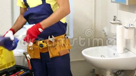 水管工在浴室安装新的滤水器视频的预览图