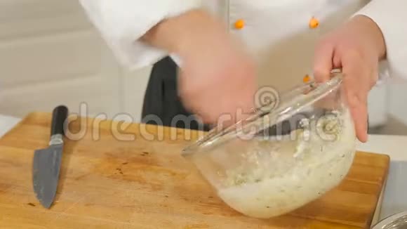 做饺子或汤圆用的土豆面团视频的预览图