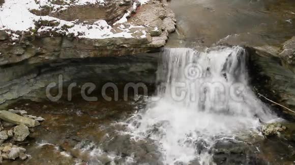 白雪皑皑的麦考米克斯溪瀑布圈视频的预览图