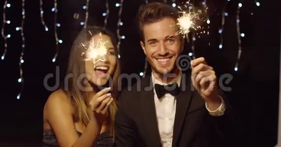年轻的一对夫妇带着火花庆祝新年视频的预览图