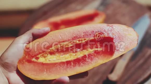 在木桌上用勺子吃木瓜水果1920x1080视频的预览图