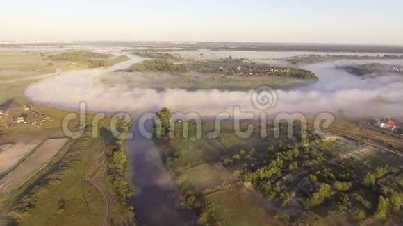 低飞过平静的河流浓雾笼罩着水面视频的预览图