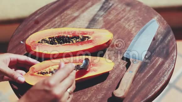 清理木瓜水果准备吃或做冰沙1920x1080视频的预览图
